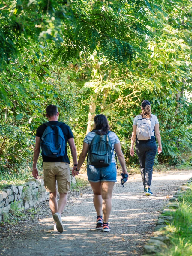 Wandelaars op de Chemin De Kerguell langs de Marais De La Mer Blanche in Anse du Petit Moulin