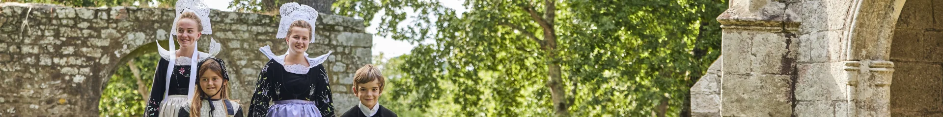 Danseurs du Cercle celtique Korollerien Bénodet près du calvaire de la Chapelle Sainte-Brigitte