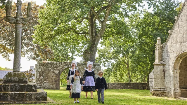 Danseurs du Cercle celtique Korollerien Bénodet près du calvaire de la Chapelle Sainte-Brigitte