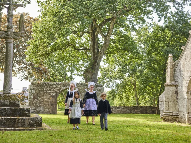 Dansers van de Cercle celtique Korollerien Bénodet bij de calvaire in Chapelle Sainte-Brigitte