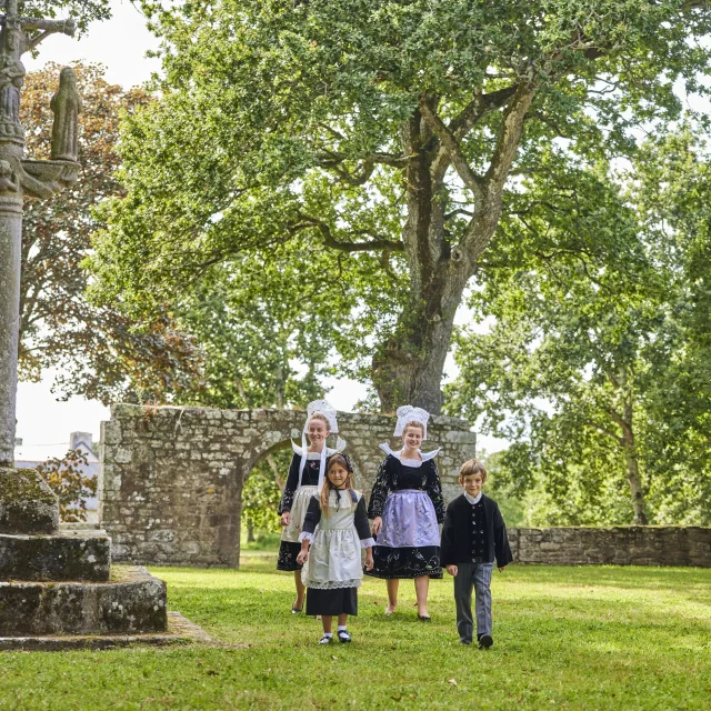 Dancers from the Cercle celtique Korollerien Bénodet near the calvary at Chapelle Sainte-Brigitte