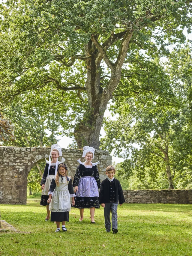 Dansers van de Cercle celtique Korollerien Bénodet bij de calvaire in Chapelle Sainte-Brigitte