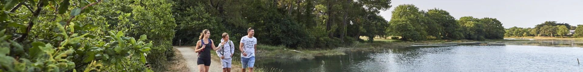 Wandeling met het gezin over de moeraspaden van Anse du Petit Moulin, bij de Mer Blanche in Bénodet