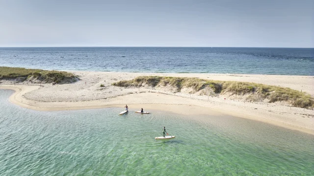 Pratiquants de stand-up paddle à Bénodet