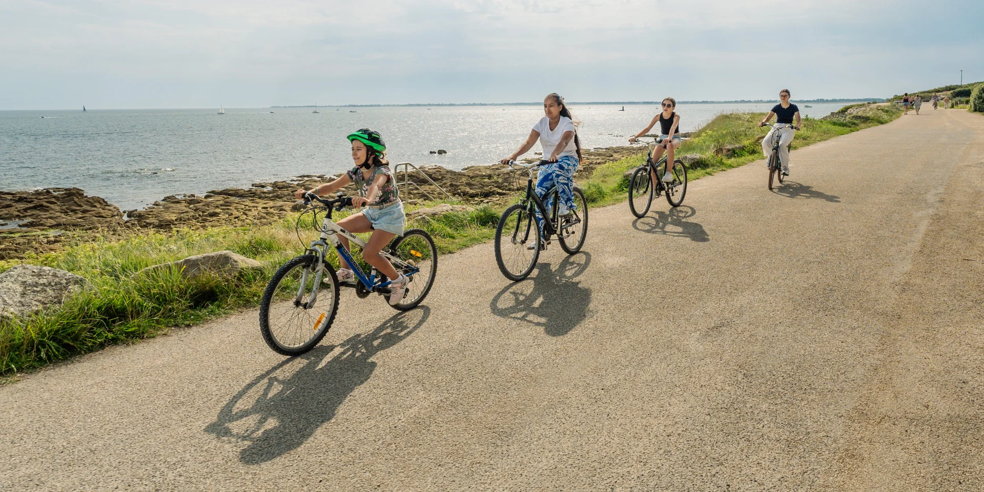 Family cycling in Bénodet near Pointe de Groasguen