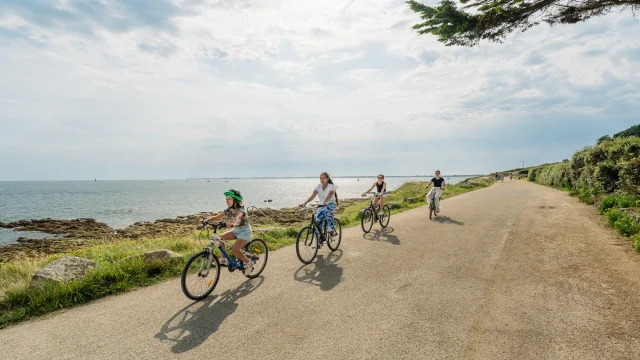 Famille en balade à vélo à Bénodet près de la Pointe de Groasguen