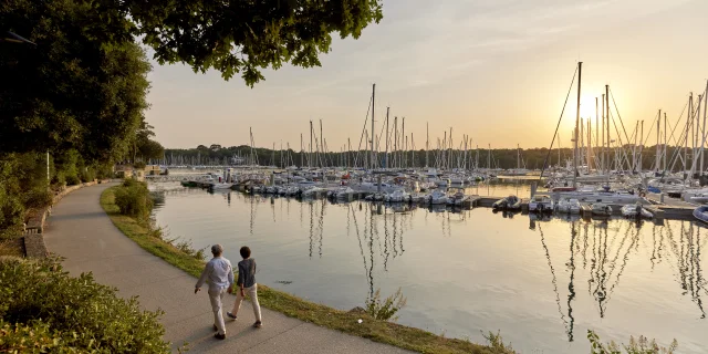 A couple out for a stroll in Bénodet marina