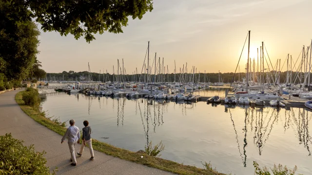 A couple out for a stroll in Bénodet marina