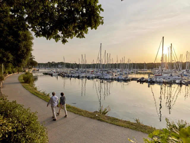 Een stel aan het wandelen in de jachthaven van Bénodet