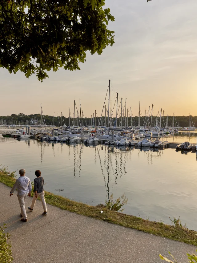 Een stel aan het wandelen in de jachthaven van Bénodet