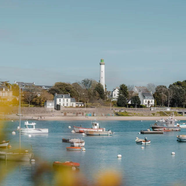 Vue sur le Phare du Coq depuis Sainte-Marine en face de Bénodet