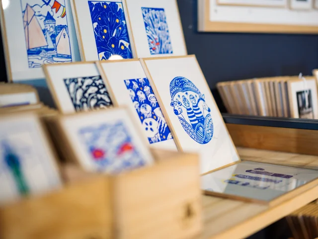 Linolschnitte zum Verkauf in einem Geschäft in Bénodet