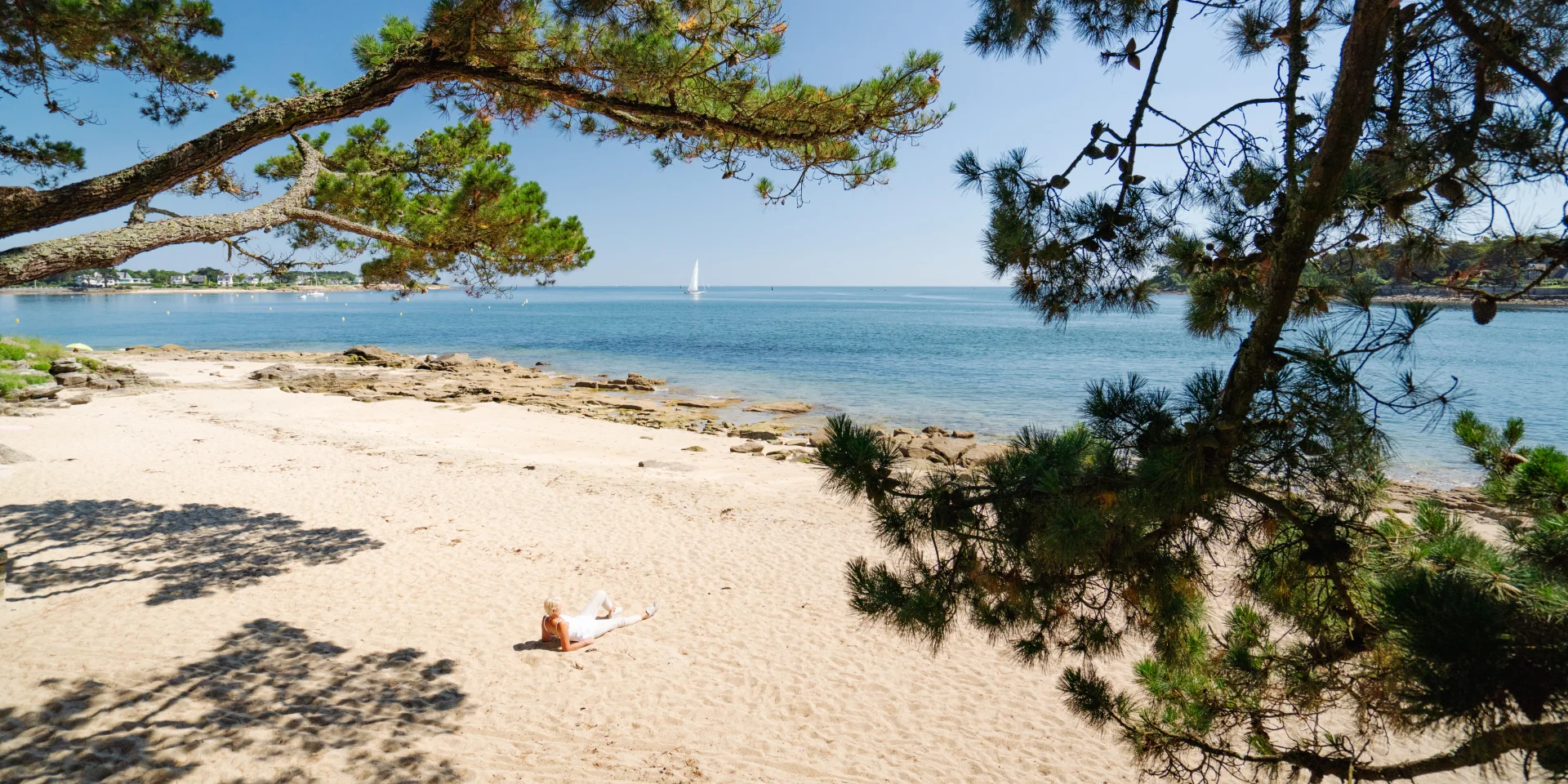Femme en train de bronzer sur la Plage du Coq
