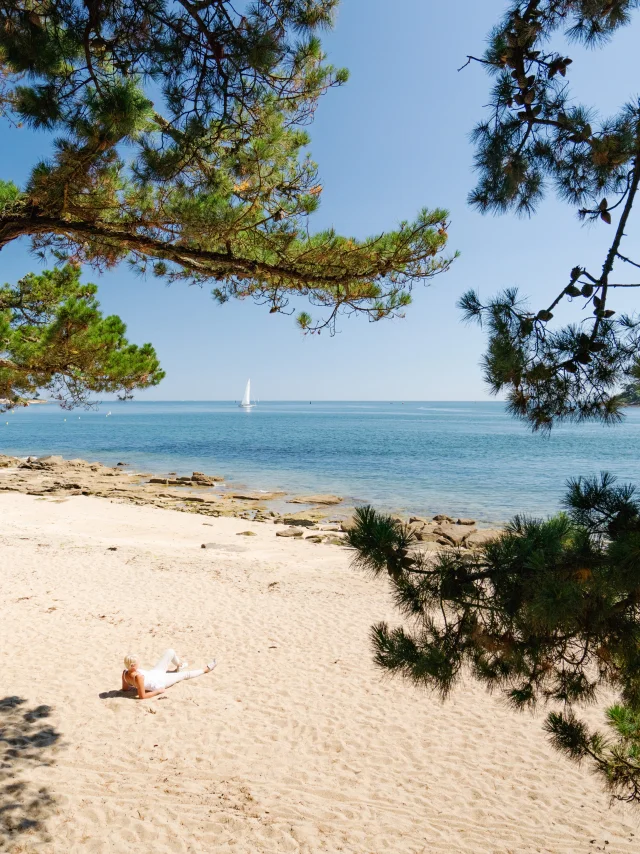 Zonnebadende vrouw op Plage du Coq