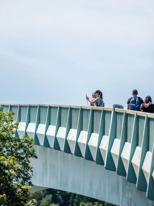 Promeneurs sur le Pont de Cornouaille