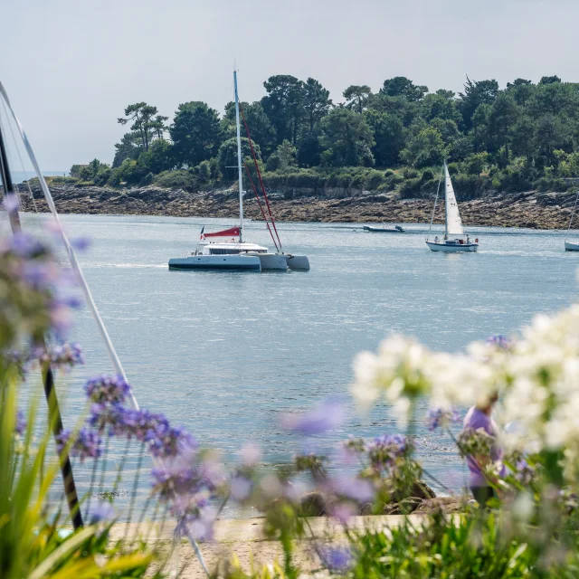 Catamaran dans l'Estuaire de l'Odet pris en photo depuis l'Esplanade de la Plage du Trez