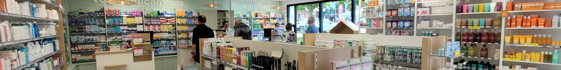 Intérieur de la Pharmacie Océane à Bénodet