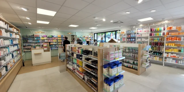Intérieur de la Pharmacie Océane à Bénodet