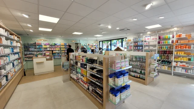 Intérieur de la Pharmacie Océane à Bénodet