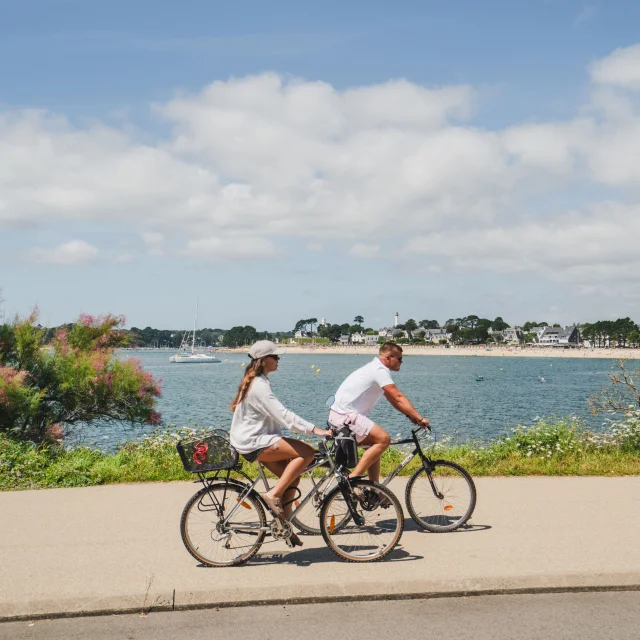 Paar fietst langs de V45 op de Corniche de la Mer in Bénodet