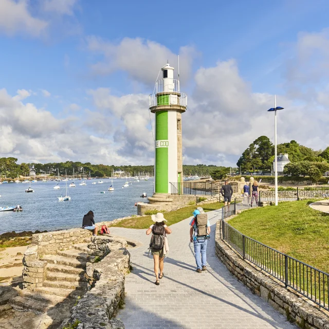 Walkers at the foot of the Coq lighthouse