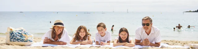 Famille sur des serviettes sur la Plage du Trez