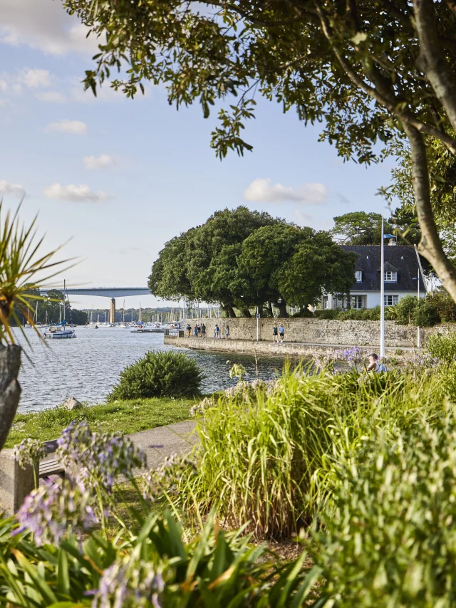 Voetpad tussen de oude haven en de jachthaven van Bénodet