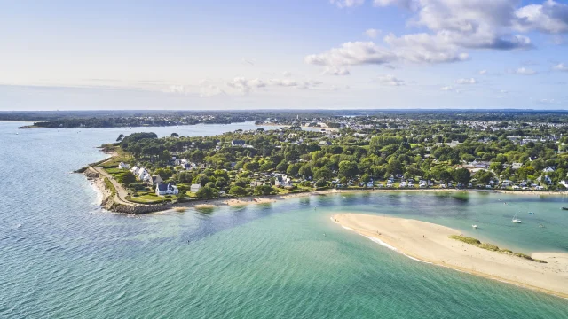 Luftaufnahme von Plage du Letty und seinem Campingplatz, der Pointe de Groasguen und den Dünen von Mousterlin
