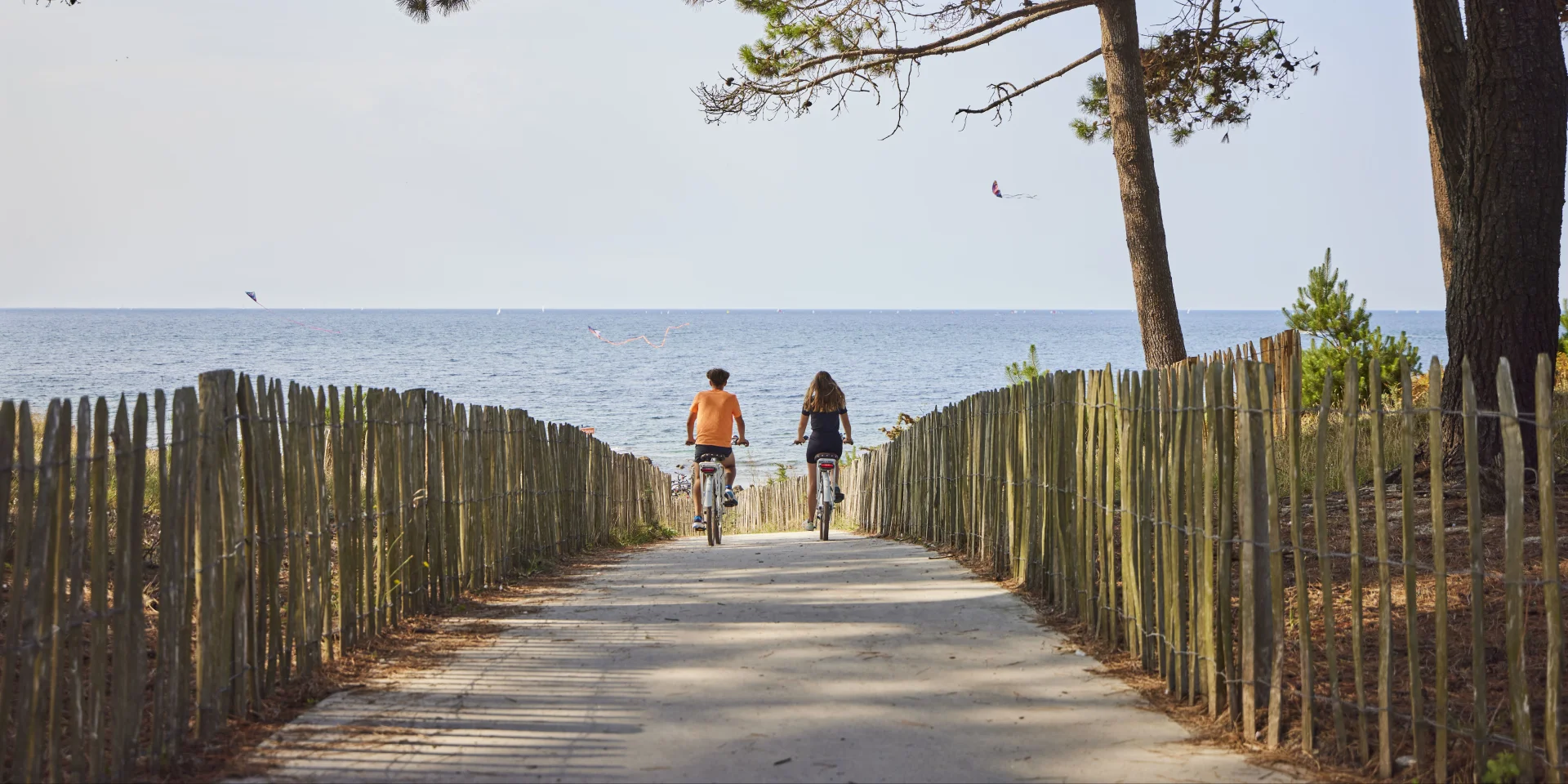 Cyclotouristes en direction de la Plage de la Pointe Saint-Gilles