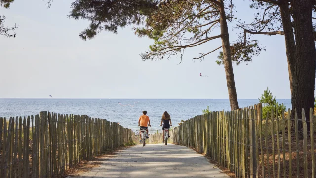 Cyclotouristes en direction de la Plage de la Pointe Saint-Gilles