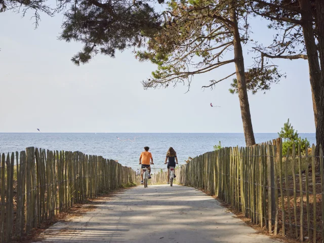 Cyclists heading for Pointe Saint-Gilles beach