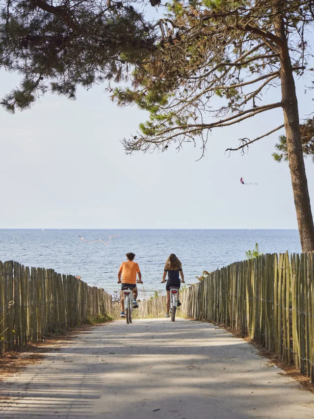 Fietsers op weg naar het strand van Pointe Saint-Gilles