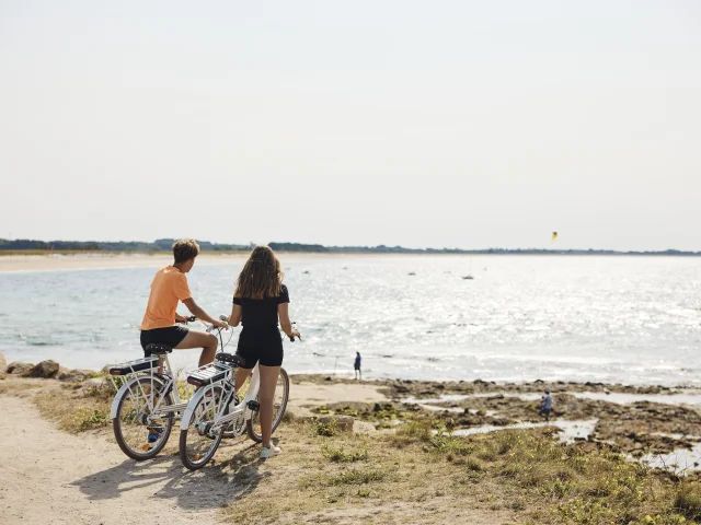 Young people on bicycles at Pointe de Groasguen