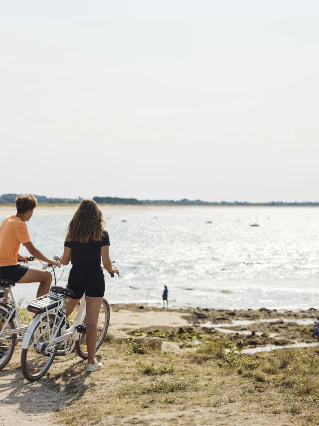 Jeunes gens à vélo au niveau de la Pointe de Groasguen