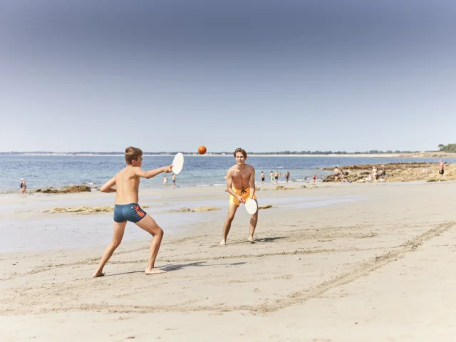 Children playing a game of snowshoe on Pointe-Saint-Gilles Beach