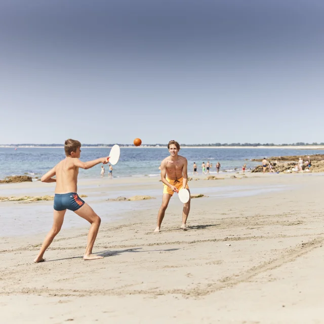 Children playing a game of snowshoe on Pointe-Saint-Gilles Beach