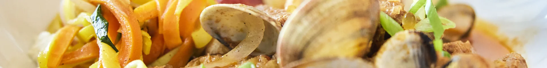 Gericht mit Venusmuscheln und Gemüse im Restaurant Le Transat in Bénodet