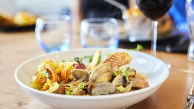 Plat de palourdes et légumes au Restaurant Le Transat à Bénodet