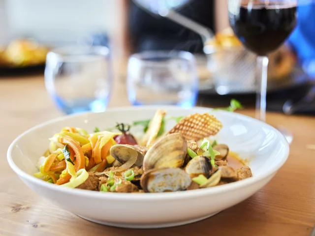 Plat de palourdes et légumes au Restaurant Le Transat à Bénodet