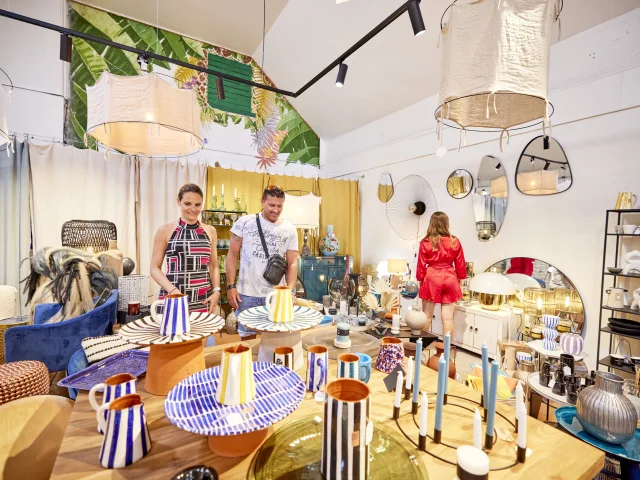 Clients au Concept Store Concept 8 - Déco & Café