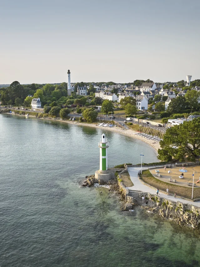 Luchtfoto van de twee vuurtorens van Bénodet
