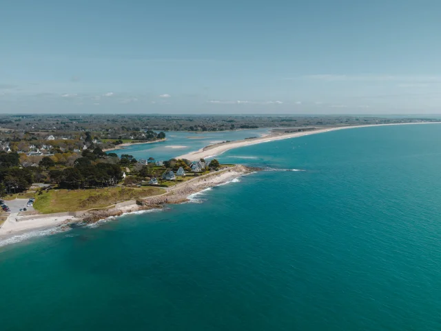 Luftaufnahme der Pointe de Groasguen mit dem Plage du Letty und der Pointe de Mousterlin im Hintergrund