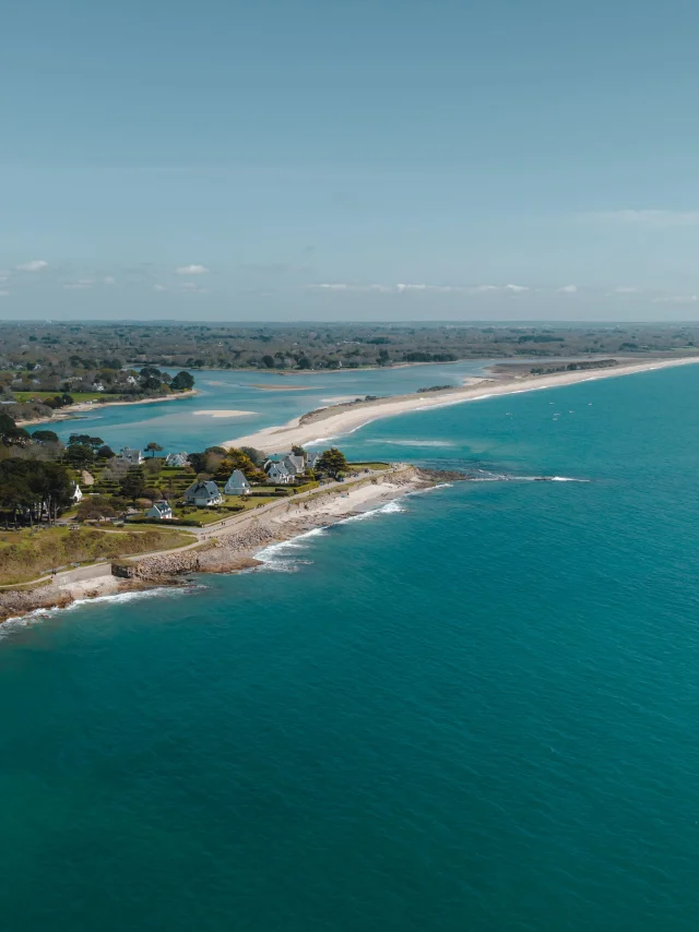 Luchtfoto van Pointe de Groasguen met Plage du Letty en Pointe de Mousterlin op de achtergrond