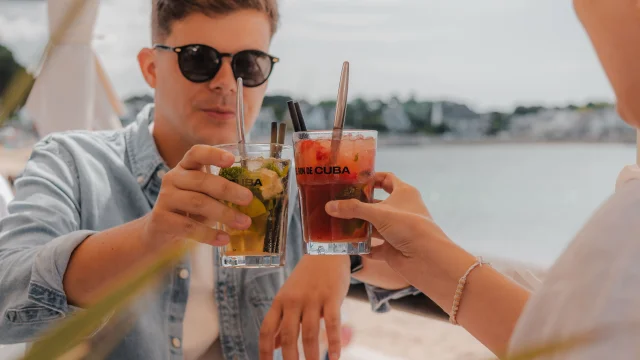 Couple buvant un verre à la terrasse du Sans Souci