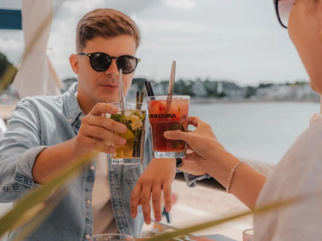 Couple buvant un verre à la terrasse du Sans Souci