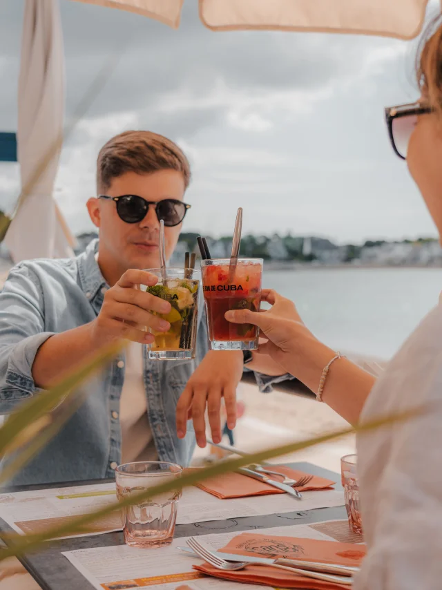 Paar genietend van een drankje op het Sans Souci terras