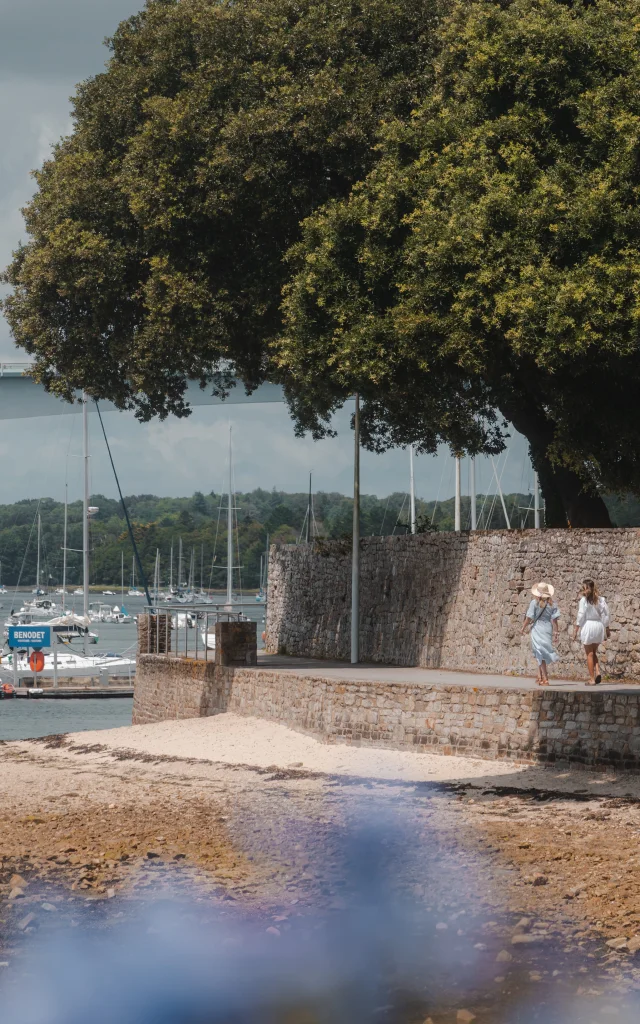 Walkers heading towards Bénodet marina