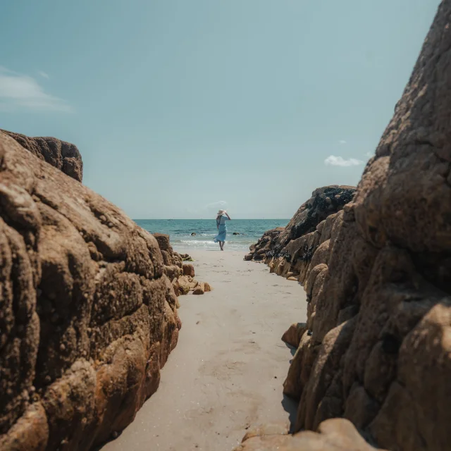 Jeune femme en balade à la Plage Saint-Gilles