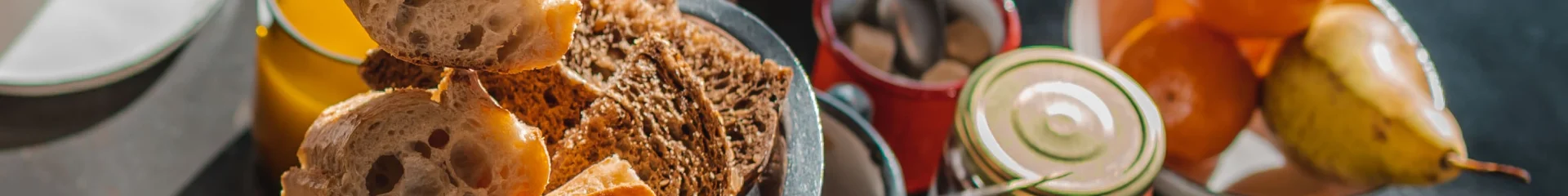 Couple prenant un petit déjeuner au Bateau Libre