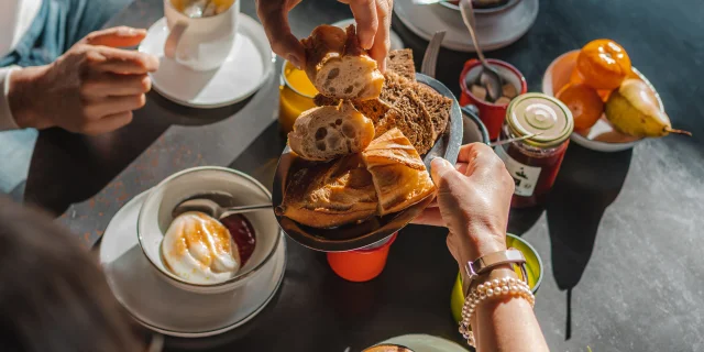Couple prenant un petit déjeuner au Bateau Libre